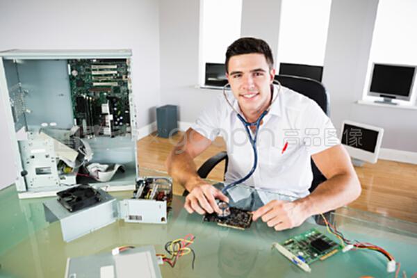 手持聽(tīng)診器的微笑工程師 當(dāng)技術(shù)遇見(jiàn)溫度